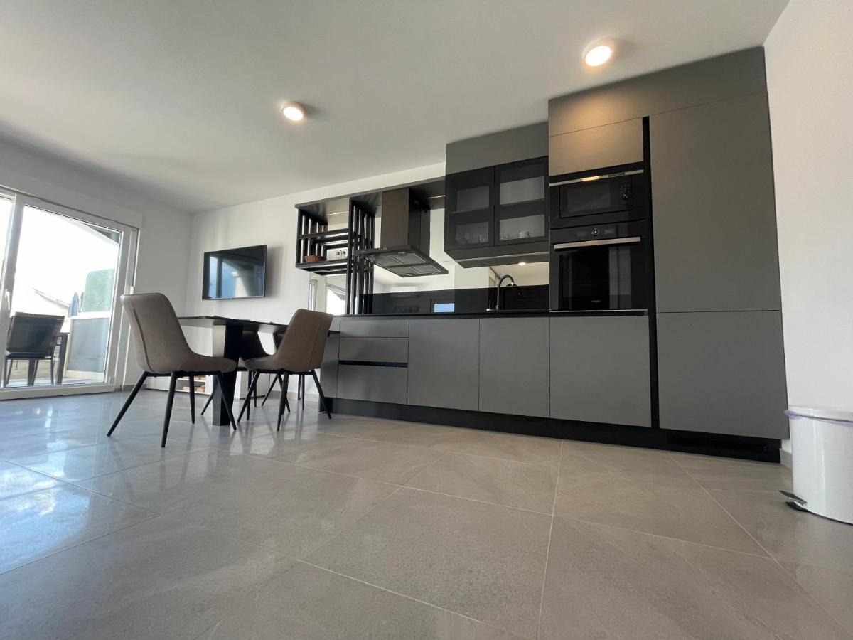 Villa Omazic โตรกีร์ ภายนอก รูปภาพ